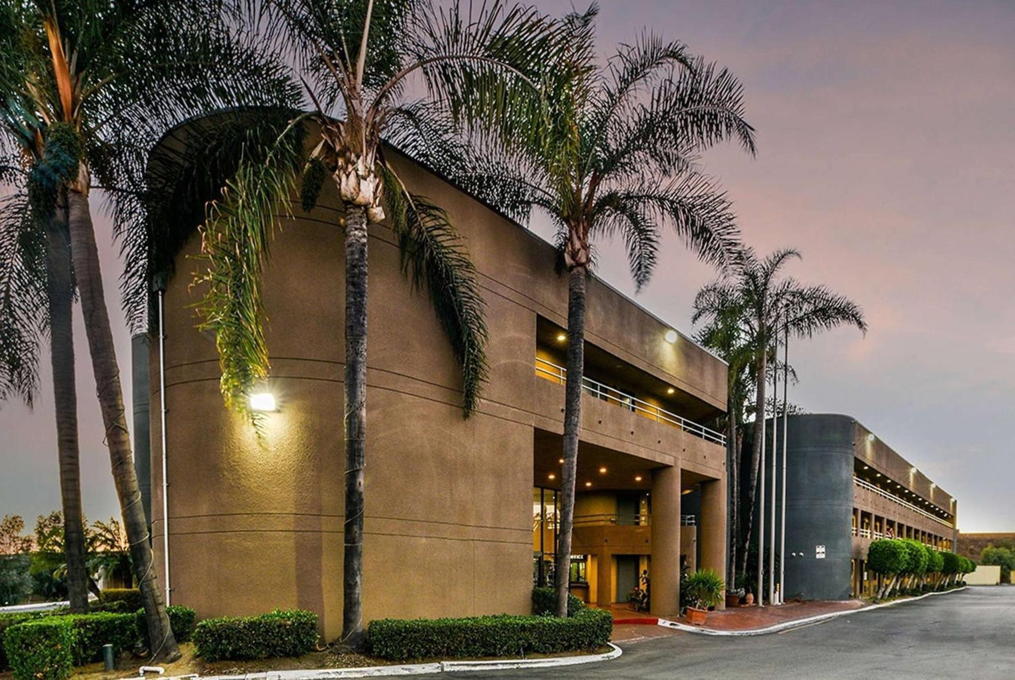 Travelodge By Wyndham Commerce Los Angeles Area Exterior photo